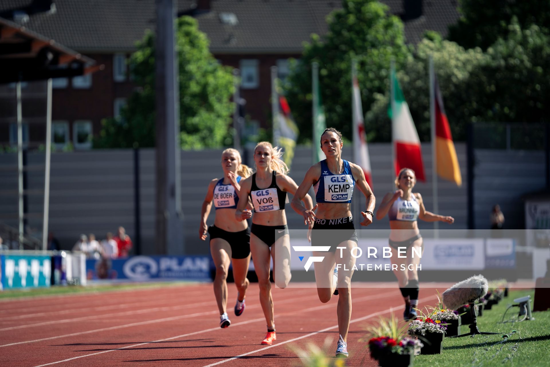 Laura Voss (LAZ Soest), Paula de Boer (MTV Luebeck), und Katharina Kemp (MTV Luebeck) ueber 800m am 08.05.2022 beim Stadtwerke Ratingen Mehrkampf-Meeting 2022 in Ratingen